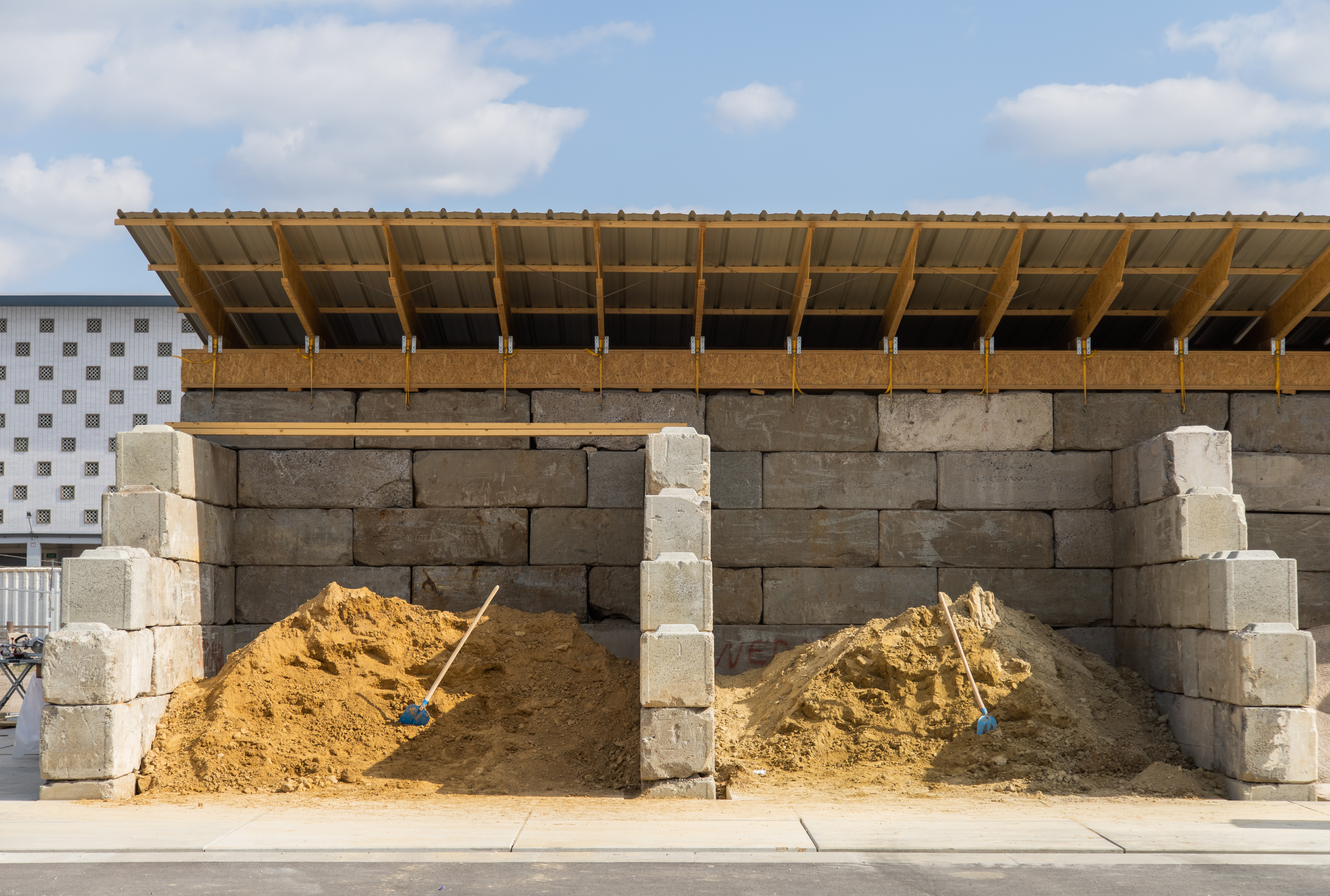 Fabrication des briques en terre battue : Réinventer le bâti pour une  construction saine et durable - aCotonou.com